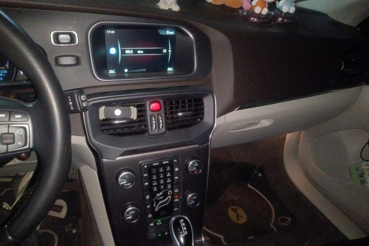 Used Volvo V40 2016 T4 Smart Luxury Edition