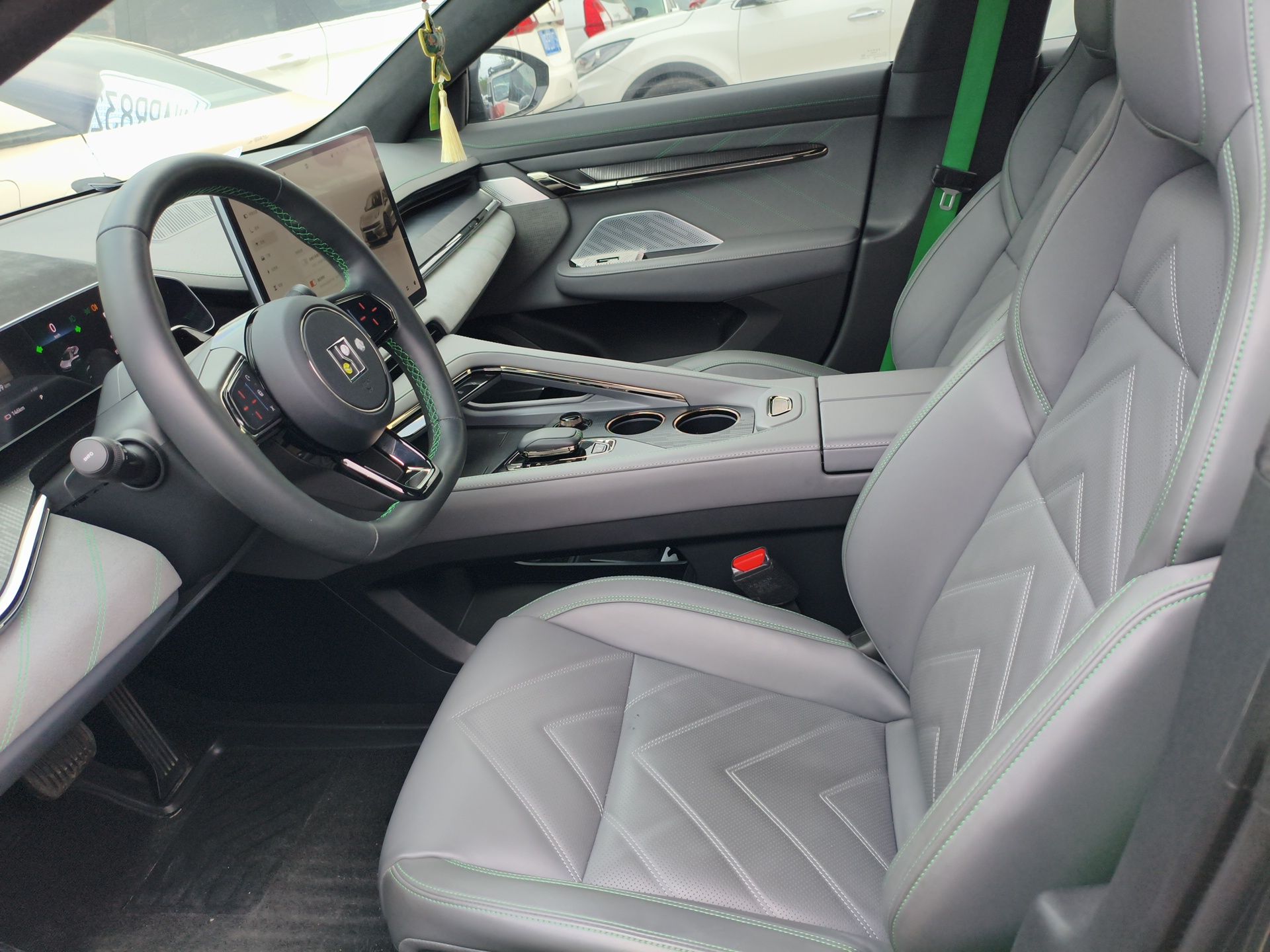 Переднее сиденье в автомобиле