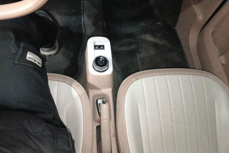 Used Geely Galaxy Panda 2023 Panda Mini 200km Endurance Bear Gear Lever