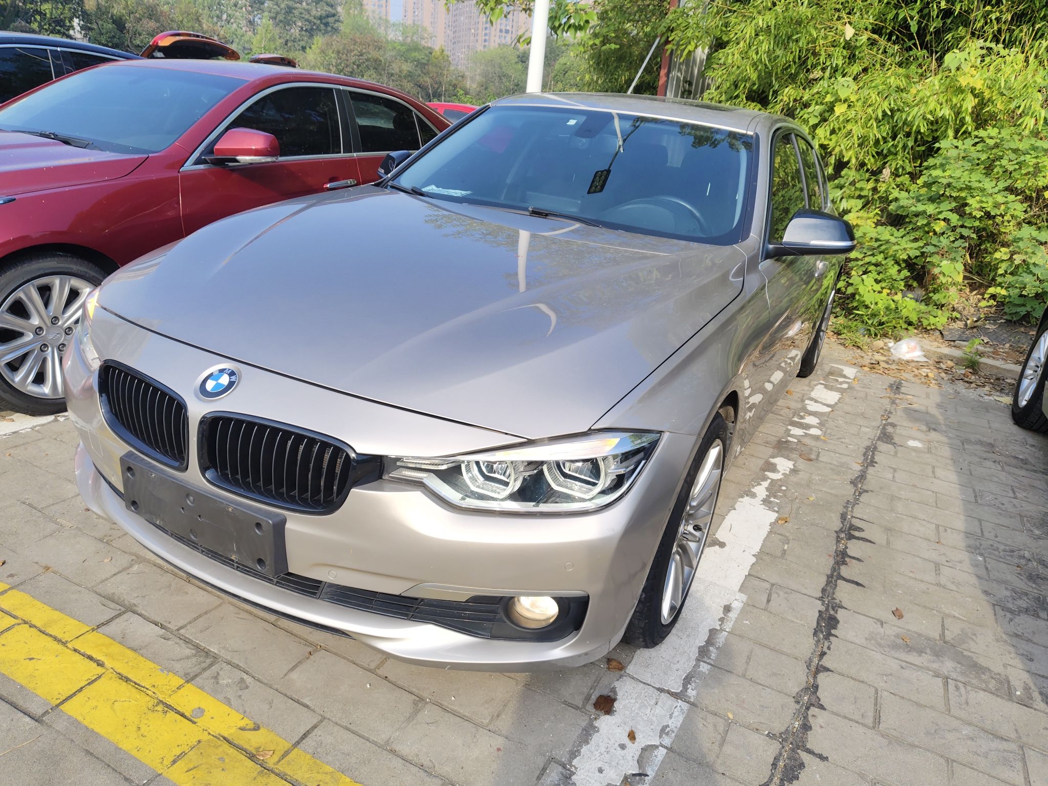 Под передней частью автомобиля