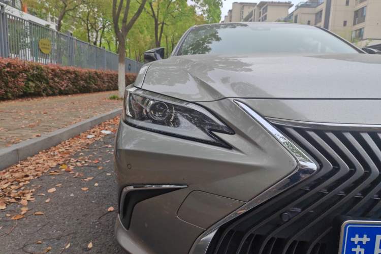 Used Lexus ES 2020 300h Premier Edition Right Front Headlight