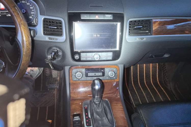 Used Volkswagen Touareg 2011 3.0 TSI Standard Version Audio And AC Panel