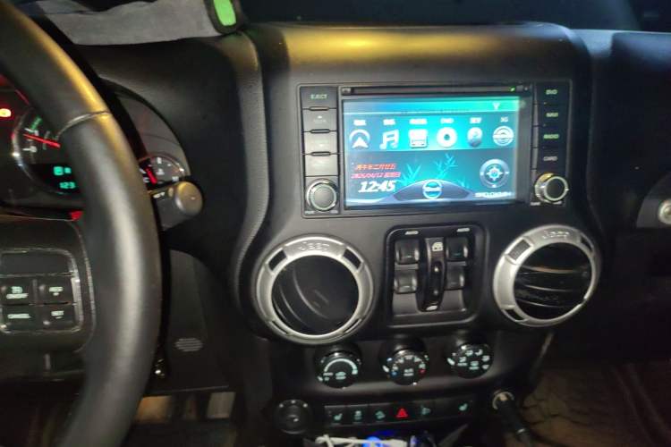 Used Jeep Wrangler 2015 3.0L Sahara Four-Door Comfort Edition Audio And AC Panel