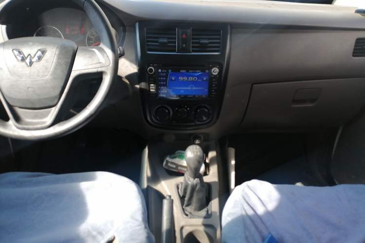 Used Wuling Rongguang V 2015 1.2L Practical Model
