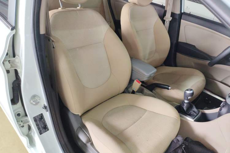 Used Hyundai Verna (older generation) 2014 1.4L Manual Smart GLS Trim Right Front Seat