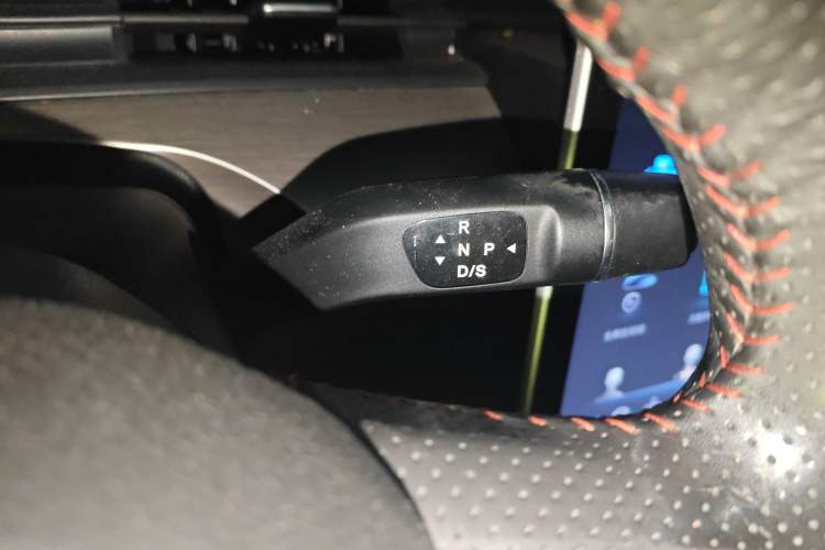 Used NETA V 2021 Standard Range Entertainment Version – Upgraded Model Gear Lever