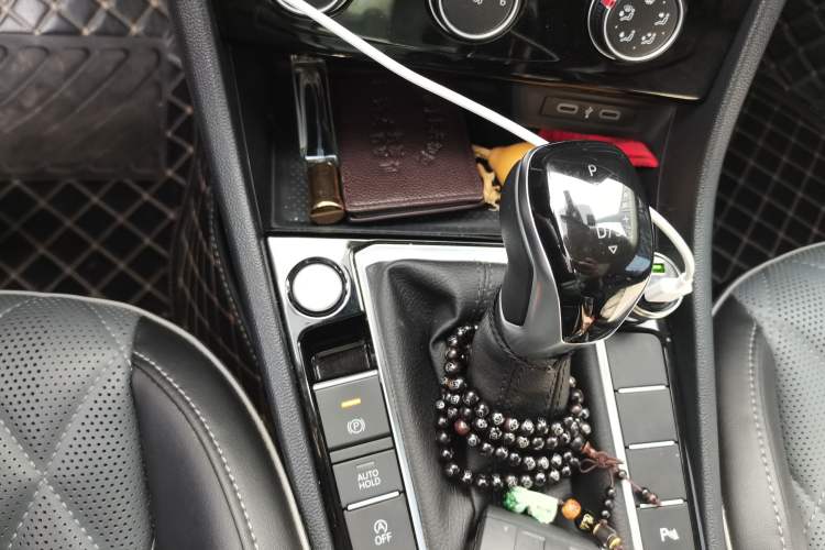 Used Volkswagen Sagitar 2023 300TSI DSG Excellence Edition Gear Lever