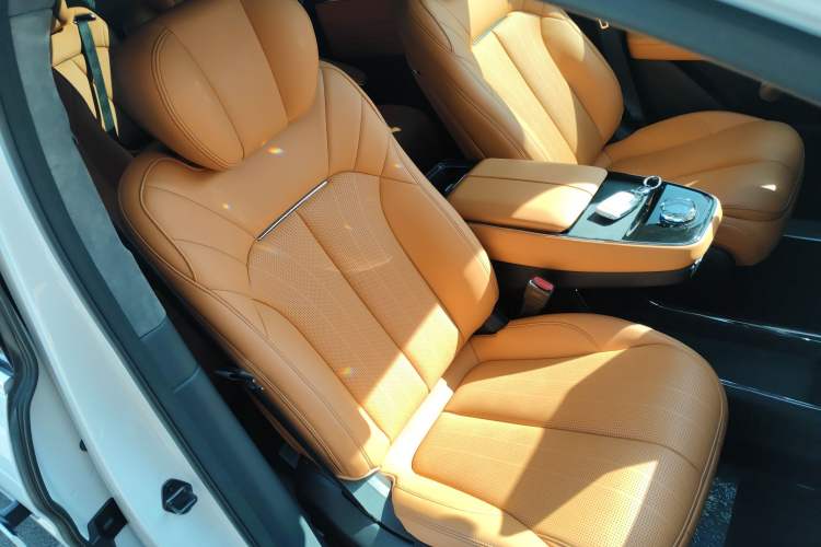 Used Geely Galaxy LEVC L380 2024 140-Degree 8-Seater Four-Wheel Drive Max