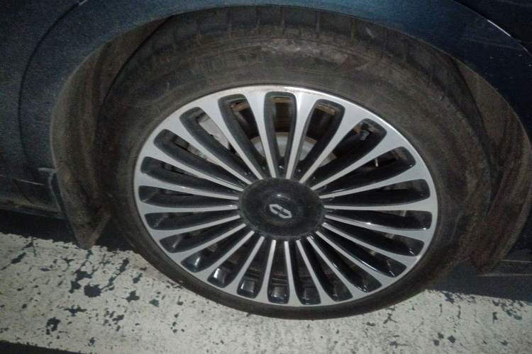 Used Hima AITO M9 2024 Range-Extended Max Edition 52 kWh 6-Seater Version Right Front Wheel Hub