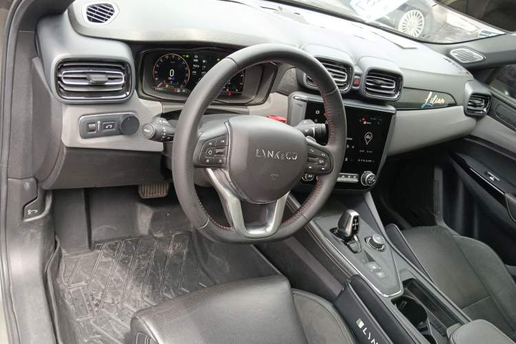 Used Lynk & Co 03 2021 2.0TD Automatic Trendy Champion Edition Center Console
