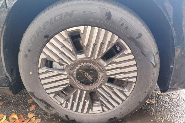 Used Geely Galaxy LEVC L380 2024 140-Degree 6-Seater All-Wheel-Drive Ultra Right Front Wheel Hub