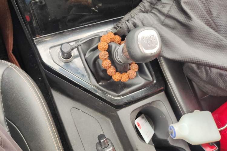 Used Wuling Hongguang PLUS 2020 1.5L Manual Comfort 7-Seater Gear Lever