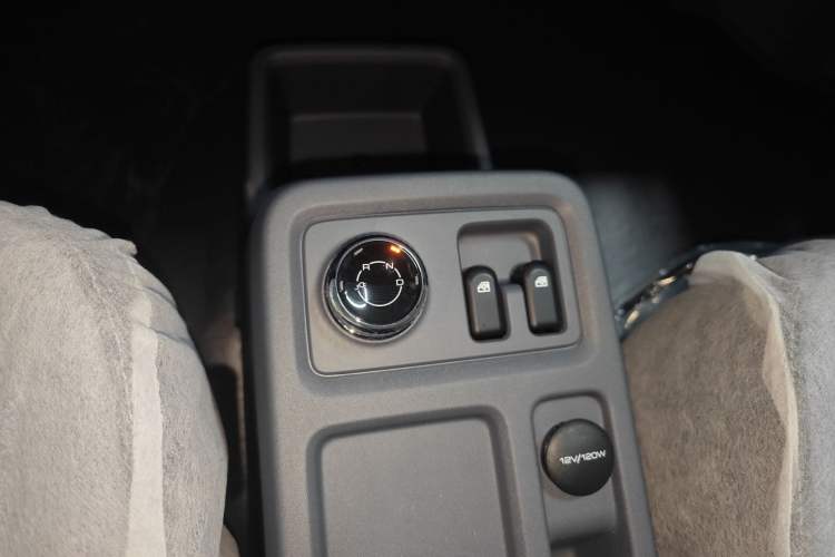 Used Wuling Yangguang 2025 Model 310KM Bus Edition—Customized by CATL Gear Lever