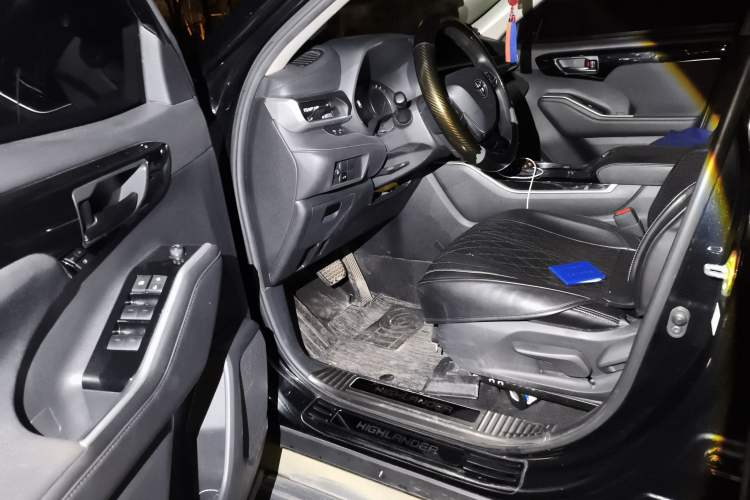 Used Toyota Highlander 2023 2.5L Smart Electric Hybrid Dual-Engine Two-Wheel Drive Elite Version 5 Seats Interior 3