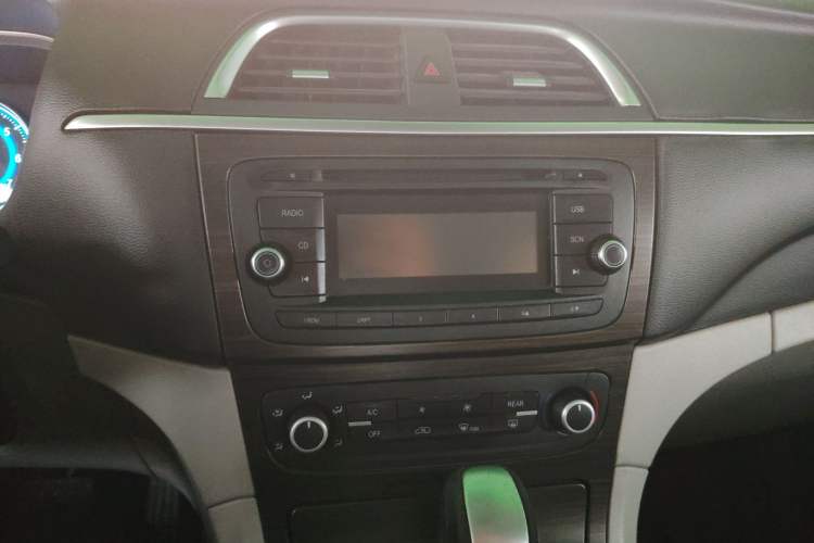 Used Huasong 7 2017 2.0T Automatic Elite Edition Audio And AC Panel