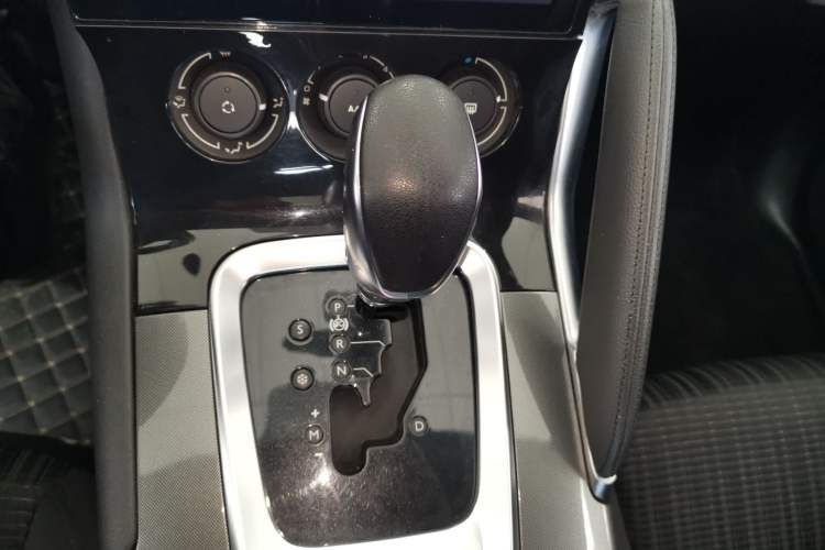 Used Peugeot 3008 2016 1.6THP Automatic Classic Edition Gear Lever