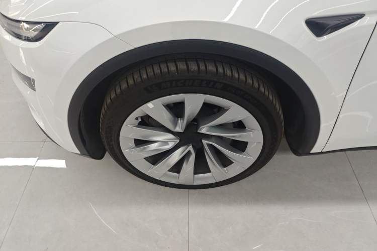 Used Tesla Model Y 2025 Long-Range All-Wheel-Drive Version