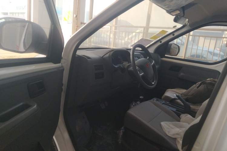 Used Wuling Yangguang 2024 300KM Comfort Version Passenger Van 75kW