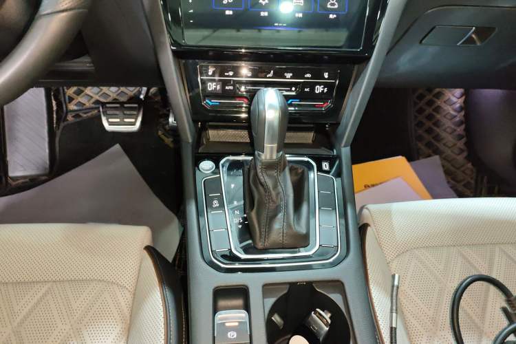 Used Volkswagen Magotan 2024 2 Million Units Zhongxiang Version 330TSI DSG Luxury Edition Gear Lever