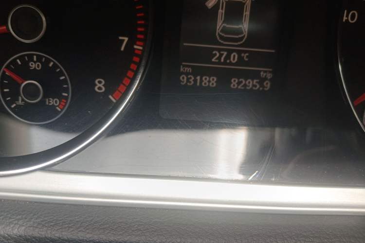 Used Volkswagen Magotan 2015 1.8TSI Advanced Model Odometer Close Up