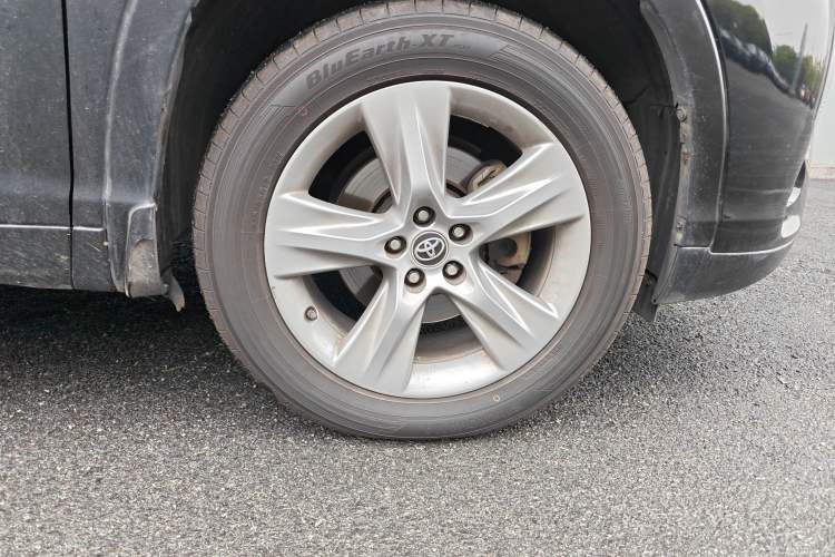 Used Toyota Highlander 2018 2.0T Four-Wheel Drive Luxury Version 7 Seats China VI Standard Right Front Wheel Hub