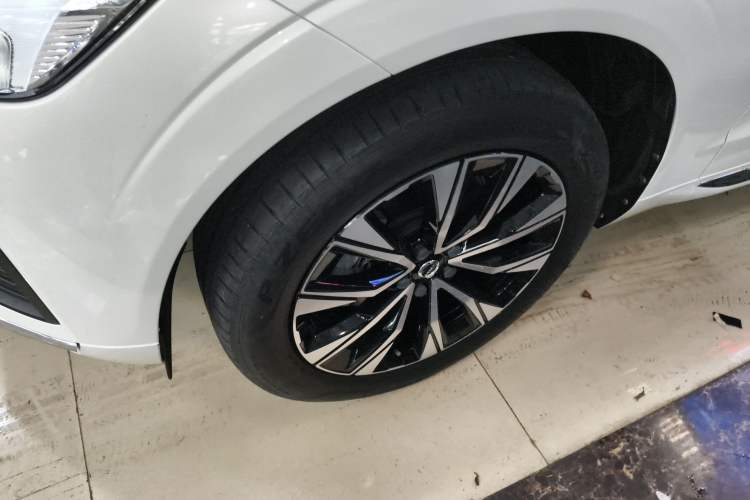 Used Volvo XC60 2023 B5 4x4 Smart Luxury Edition Exterior 4