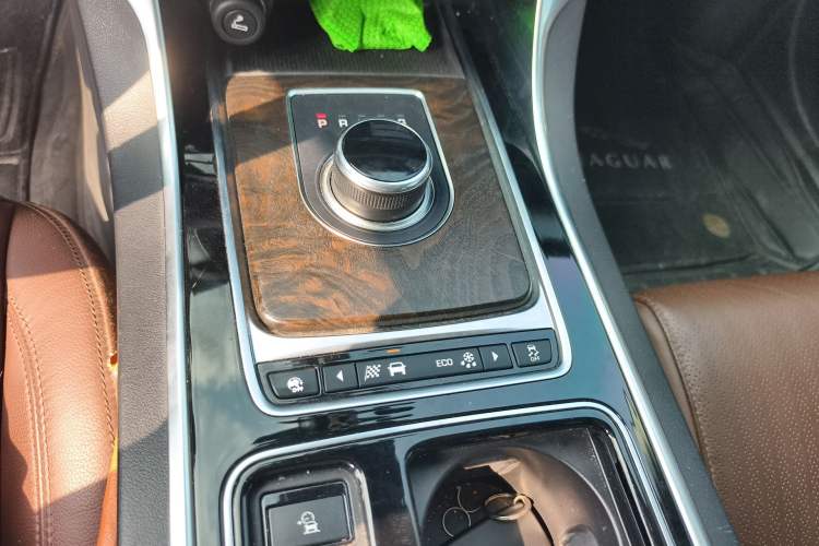 Used Jaguar XFL 2018 XFL 2.0T 250 PS Luxury Edition Gear Lever