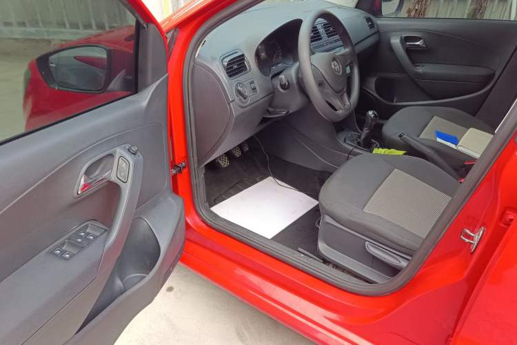 Used Volkswagen Polo 2016 1.4L Manual Fashion Model Driver Seat