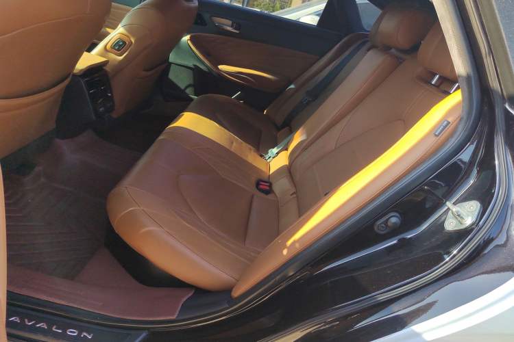 Used Toyota Avalon 2019 Dual-Engine 2.5L Limited Flagship Edition China V Standard Left Rear Seat