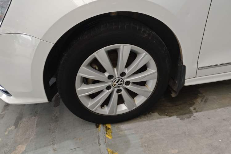 Used Volkswagen Sagitar 2016 230TSI 25th Anniversary Edition Left Front Wheel Hub