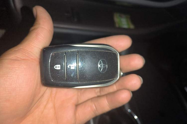 Used Toyota Highlander 2018 2.0T Four-Wheel Drive Luxury Edition 7 Seats China V Emission Standard Vehicle Key