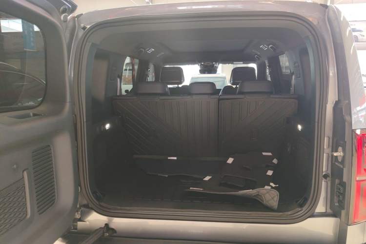 Used Formula Leopard 5 2023 Navigator Edition Trunk