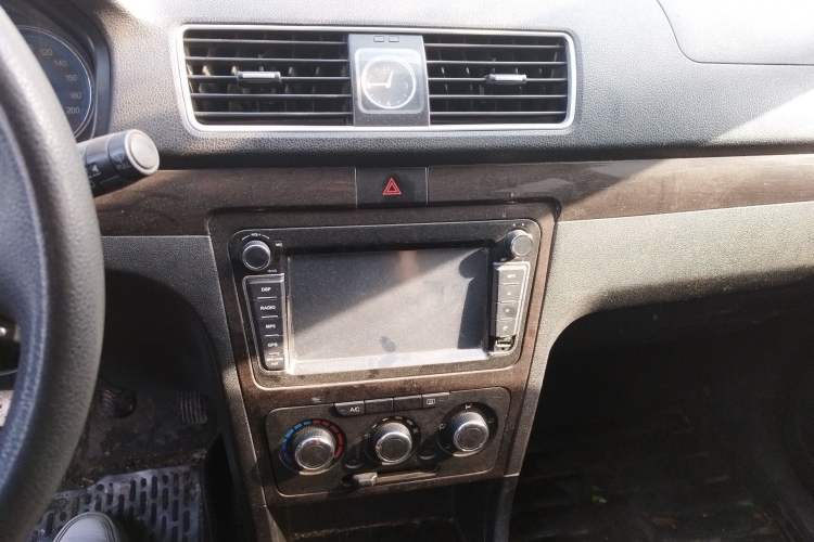 Used Dongfeng Fengon 360 2015 1.5L Manual Luxury 7-Seater China IV Standard Audio And AC Panel