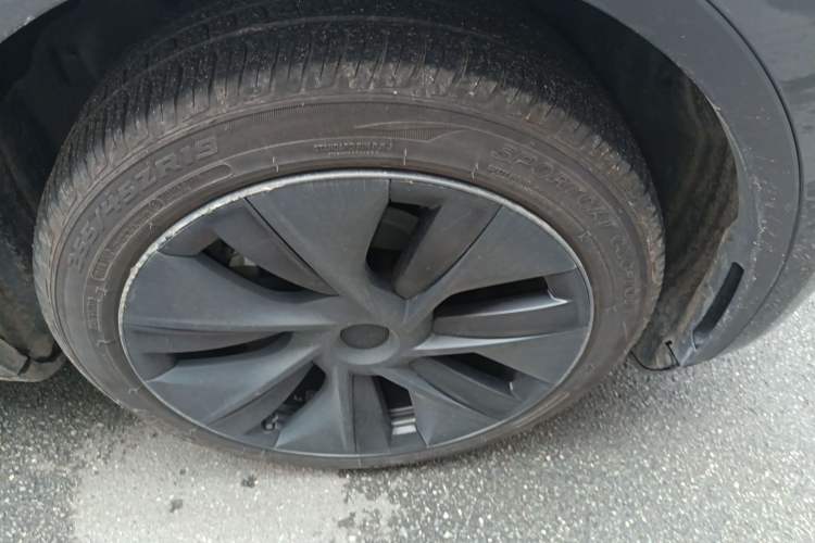 Used Tesla Model Y 2024 Rear-Wheel-Drive Version Right Front Wheel Hub