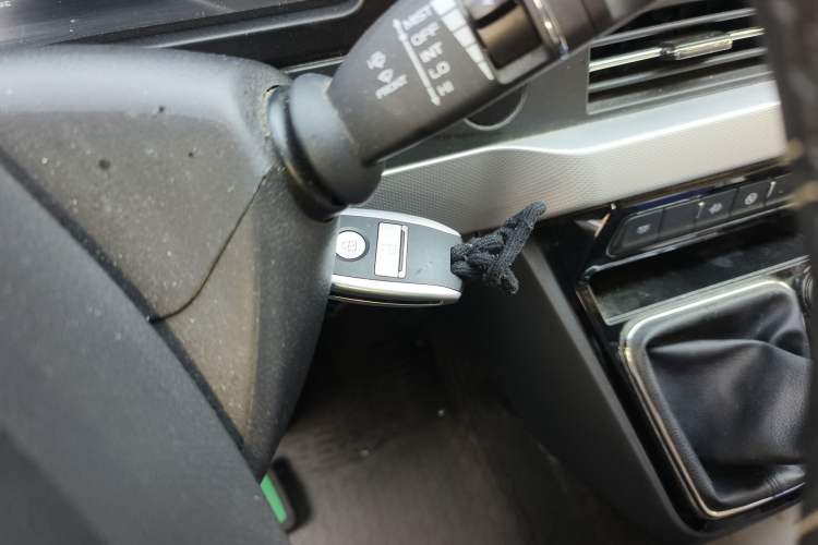 Used Dongfeng Yufeng 2023 V9+ 2.3T Manual Rear-Drive Cargo Van with Dual Rear Tires 3-Seater Vehicle Key