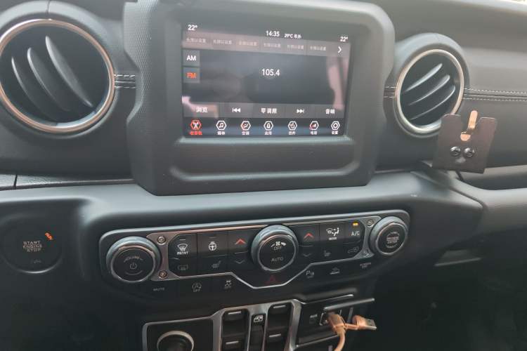 Used Jeep Wrangler 2019 2.0T Sahara Four-Door Version China VI Emission Standard
