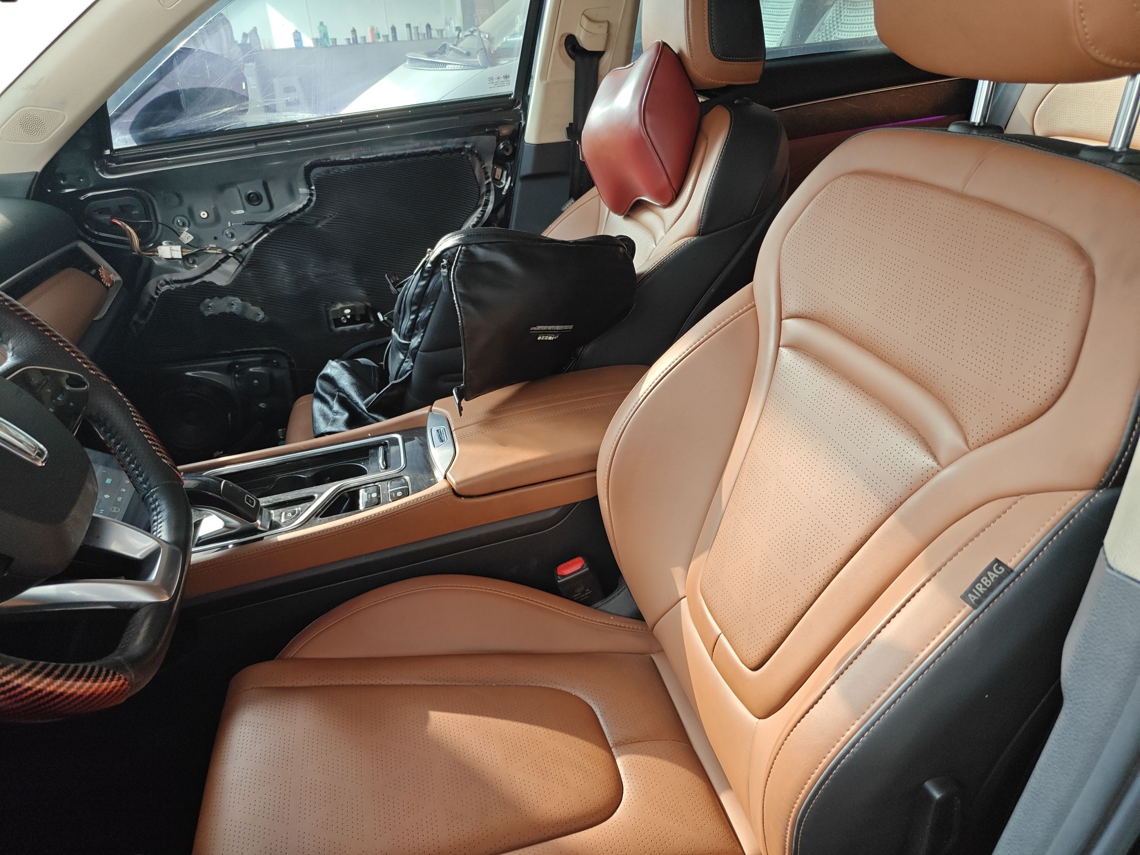 المقاعد الأمامية داخل السيارة