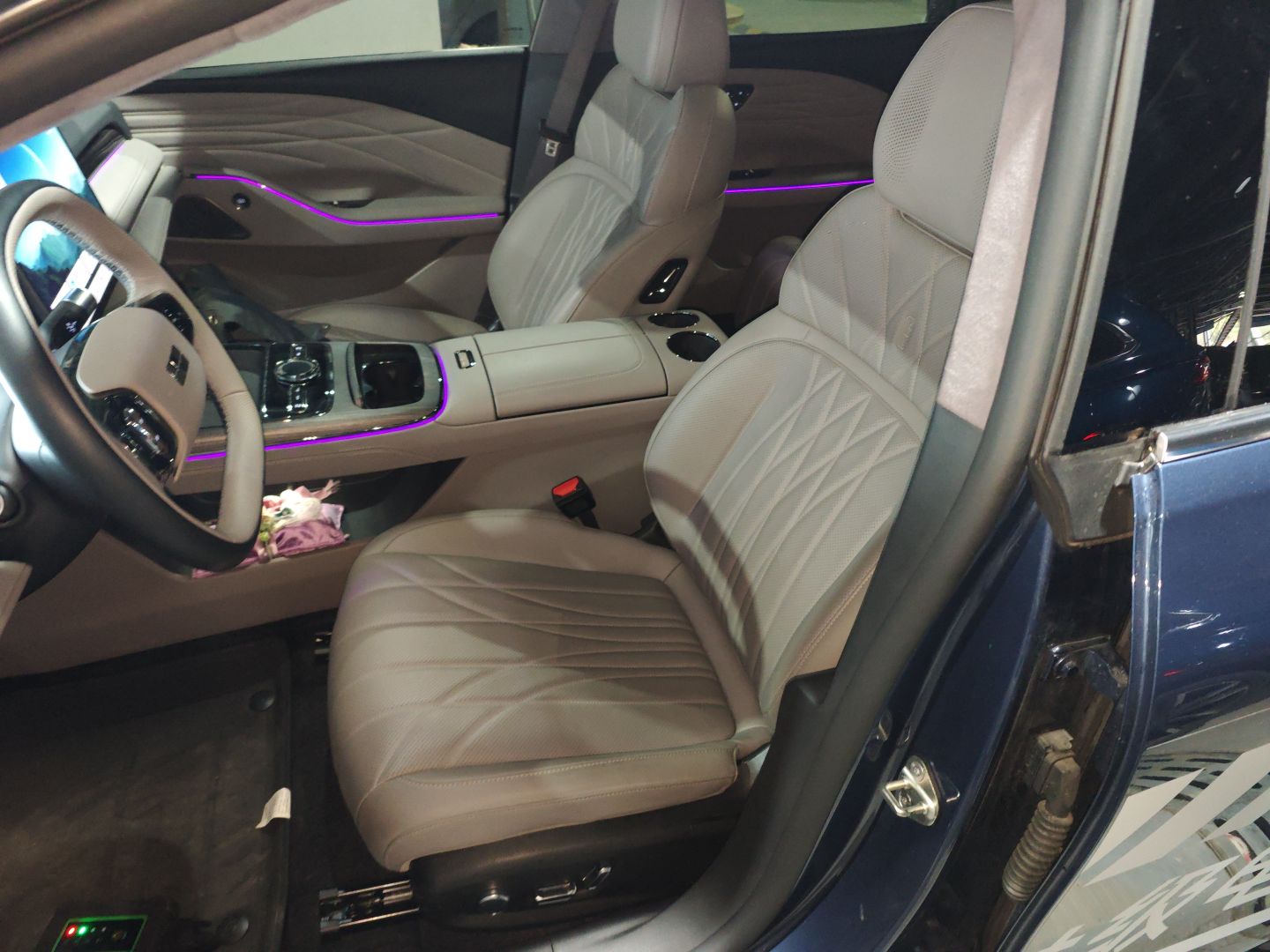 Переднее сиденье в автомобиле