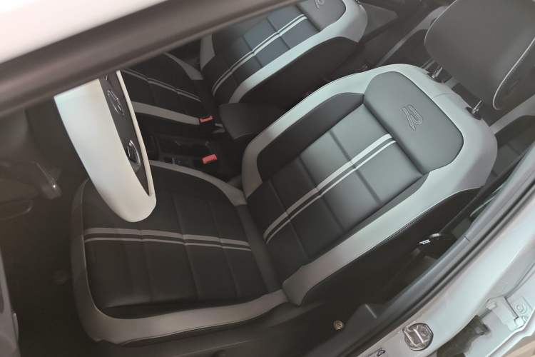 Used Volkswagen T-ROC 2025 Facelifted 300TSI DSG Two-Wheel-Drive Chen Guang Edition Left Front Seat