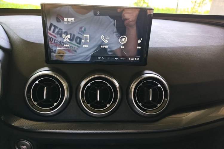 Used Wey VV5 2019 1.5T Two-Wheel Drive Color Pioneer
