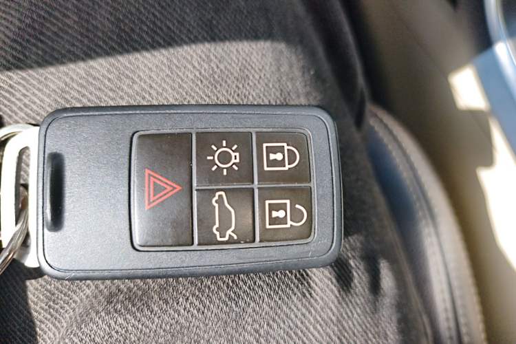 Used Volvo S60 2014 S60L 2.0T Zhiyuan Edition
