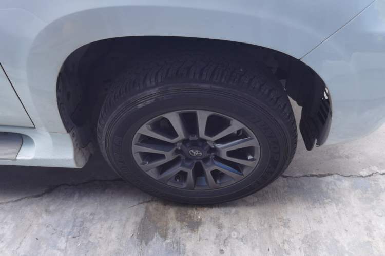 Used Toyota Prado  Right Front Wheel Hub