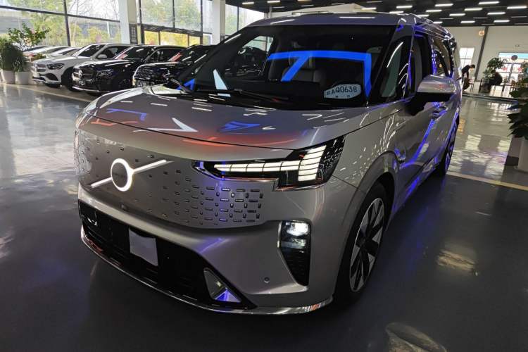 Used Volvo EM90 2025 Ultra Six-Seater