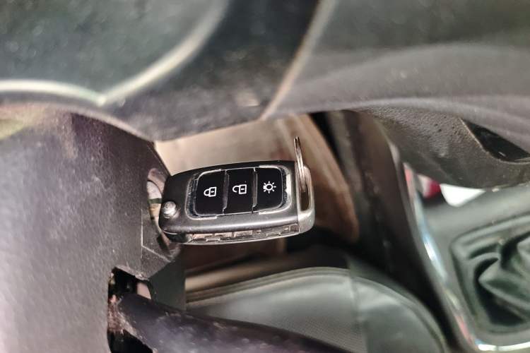 Used Jinbei Gold Hiace 2023 1.5L Passenger Van Travel Lion 5/6/7-Seater with Central Air Conditioning Vehicle Key