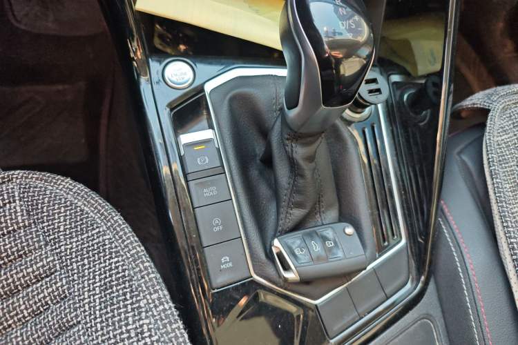 Used Volkswagen Tayron 2020 280TSI Two-Wheel Drive Luxury Connect Edition Gear Lever