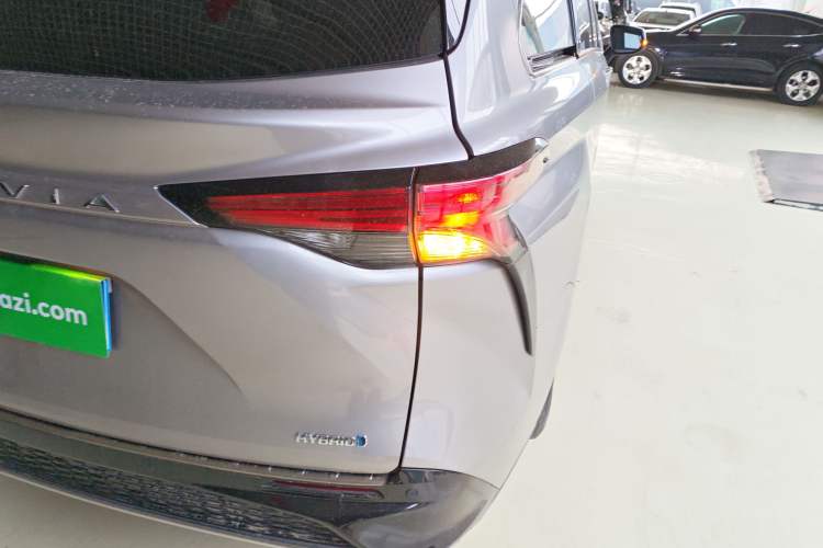 Used Toyota Granvia 2023 2.5L Hybrid Luxury Edition