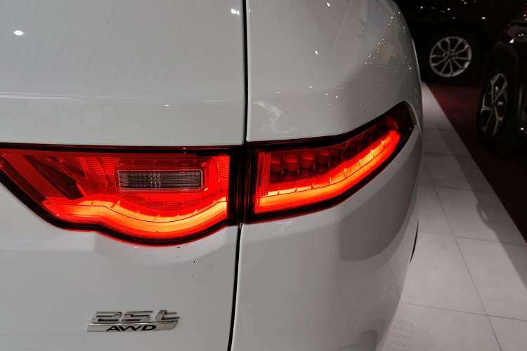 Used Jaguar F-PACE 2018 2.0T Four-Wheel Drive Urban Luxury Edition Right Rear Taillight