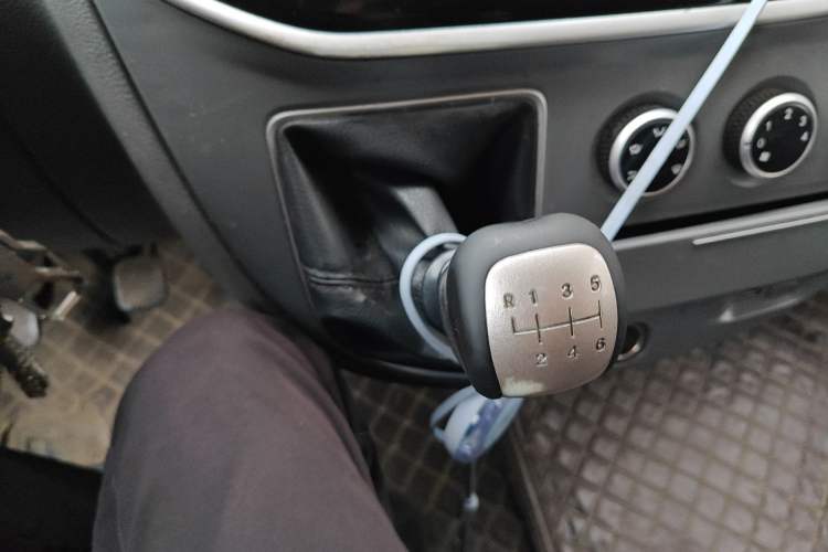 Used SAIC MAXUS Xintu V80 2019 2.5T Classic 6-Speed Manual Van Short Wheelbase Mid-Roof Design 2/3 Seats