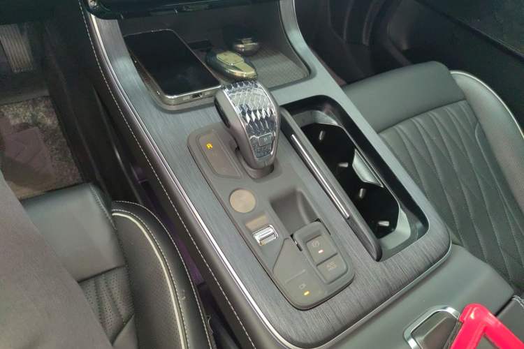 Used GAC Trumpchi GS8 2024 Linghang Series 2.0 TGDI Two-Wheel Drive Luxury Smart Connectivity Version
