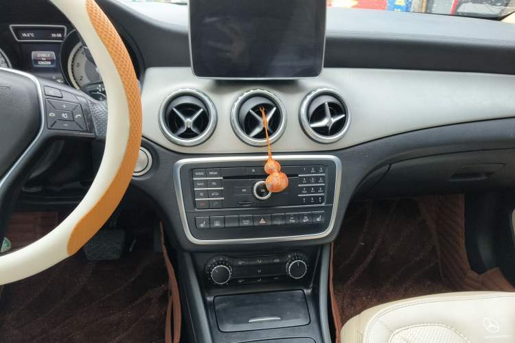 Used Mercedes-Benz GLA 2016 GLA 220 4MATIC Fashion Edition Audio And AC Panel